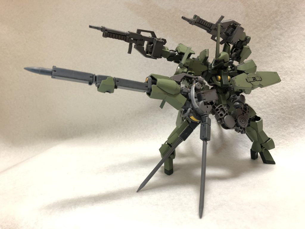 ダインスレイヴ発射形態。銃身を展開、弾頭を装填します。バイポッドを使用する事で安定した射撃が可能。レールガン自体にリアクターを搭載した事により、本体はサブアームによる自衛も可能となりました。
宇宙空間であれば、移動しながらのダインスレイヴ発射も可能？