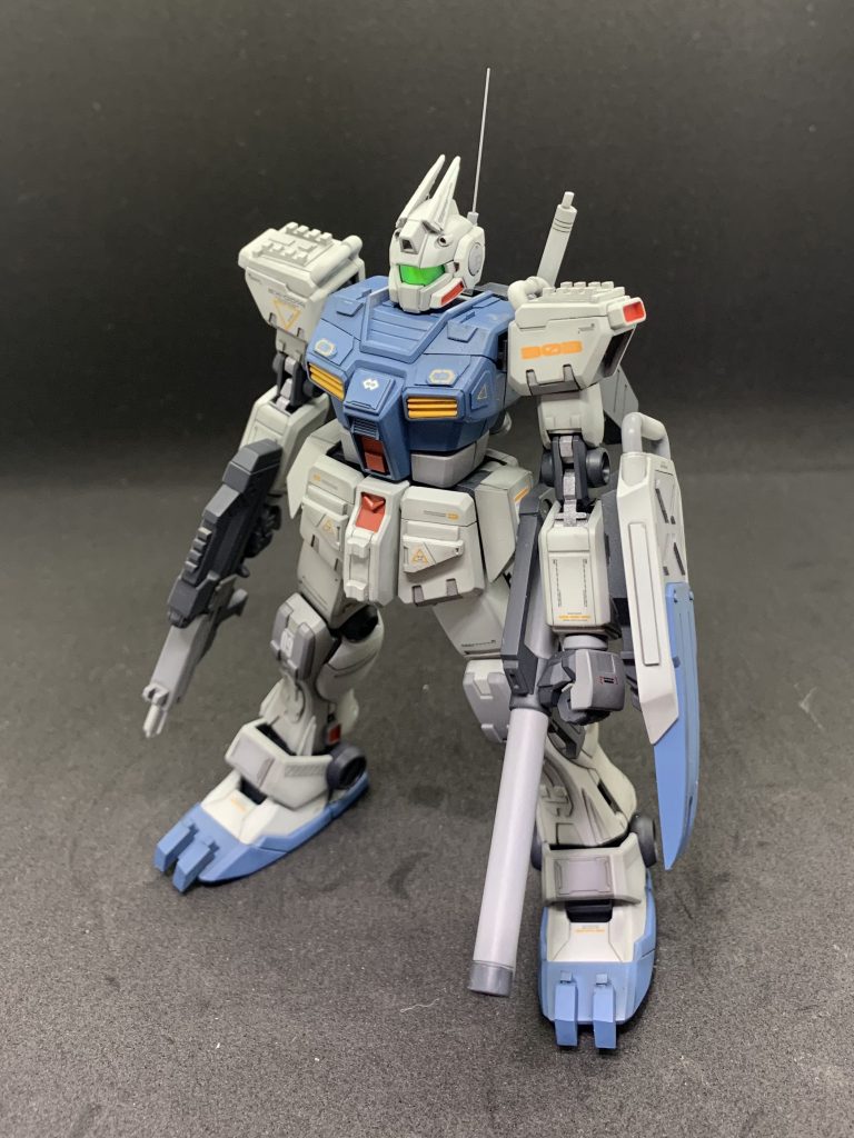 ネオジムは背中の他、腕の側面肘面二方向と両腰にも仕込んであり、盾もそれで腕に固定してあります。
ライフルとバズーカも適宜付ける場所を変更できます。