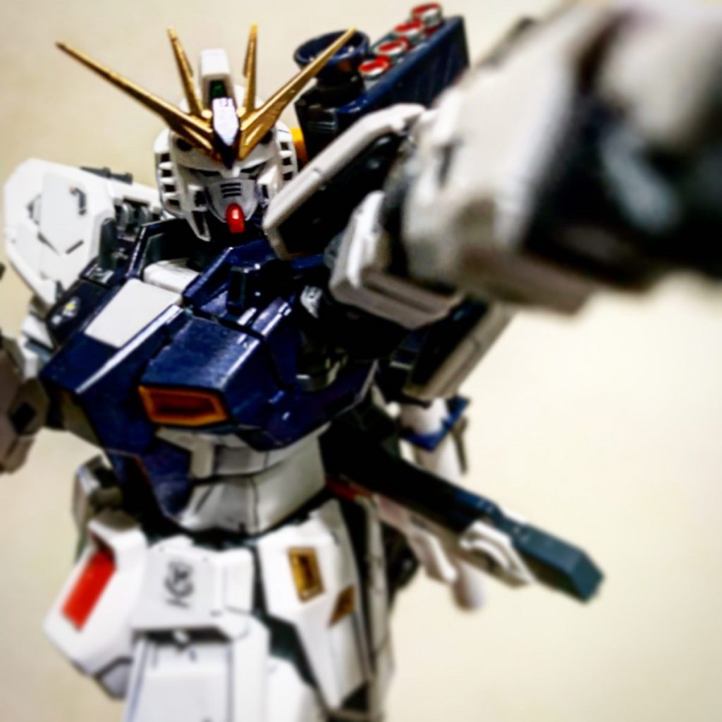 僕はνガンダム自体メイン火力はフィンファンネルよりも終盤のサザビーとの戦いで見せた肉弾戦にあると逆シャアを見て感じておりました。実際νガンダム自体ファンネル装備してない方が個人的には好きだったりしますw