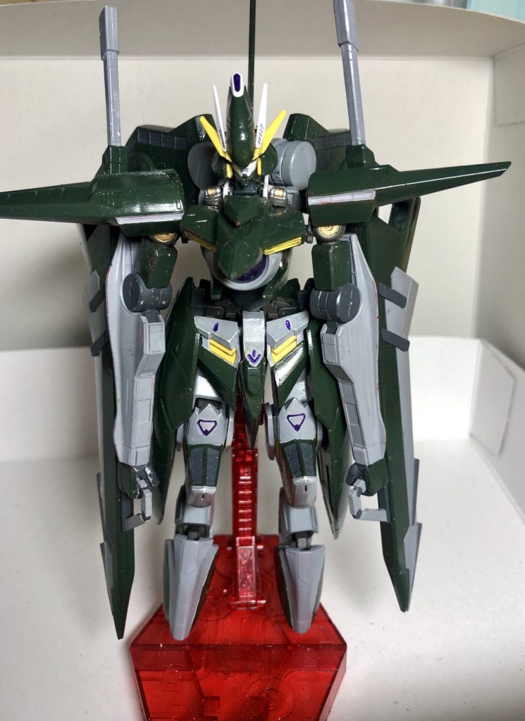 腕部は二の腕から先はアルケーをそのまま使用しているので、武器をアルケーと同じ様に装備させる事も出来ます。