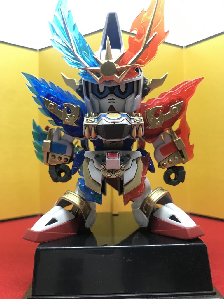 正面から
分かりにくいですが、鎧の白部分はパールホワイトで塗ってあります
あと、旧キットのクリアパーツもハリを出すため？にそれぞれ
クリアブルー、クリアレッドを吹いてあります