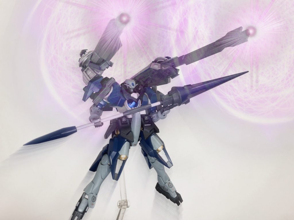 GNブースターランチャー
こちらは中〜遠距離用の装備。対中距離戦はGNロングライフル同様の出力で使用されるが、対遠距離戦の場合は周囲のプラフスキー粒子を収束させ、大出力のビーム砲を全面展開する事が可能。しかし、こちらもデメリットがあり、収束時間が長いうえに大出力のビームに砲身が耐えきれず焼き切れてしまう。(砲身自体はパージ可能なため、後の戦闘でのデッドウェイトにはならず、エネルギー自体も自機からではなく、周囲の空間から収束させるため大幅に削減できる。)まさに一撃必殺の奥の手であろう。発動のキーワードは「全力全開」。