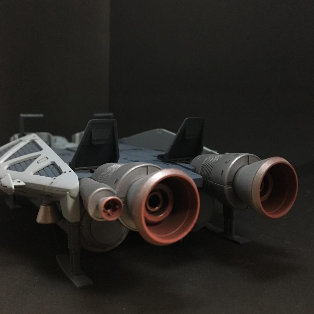 後ろ
バーニア内部はレッド、外側はガンメタルとシルバーで塗装しました