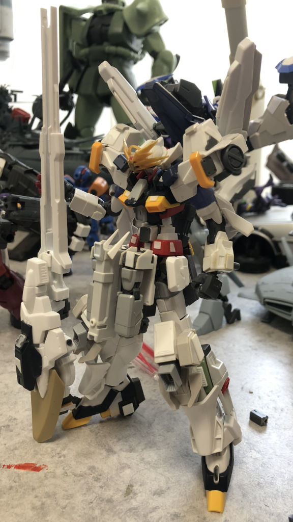 塗装前です
このまま白く塗装するのも悪くなかったですが、ティターンズカラーの機体を作ってみたかったので完成形はあのようになりました。