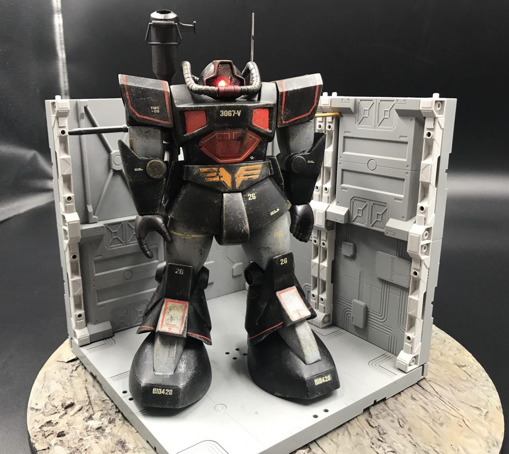 プロポーションはキットのままですが、頭部は切り離し内部にモノアイを作成、電飾加工しています。