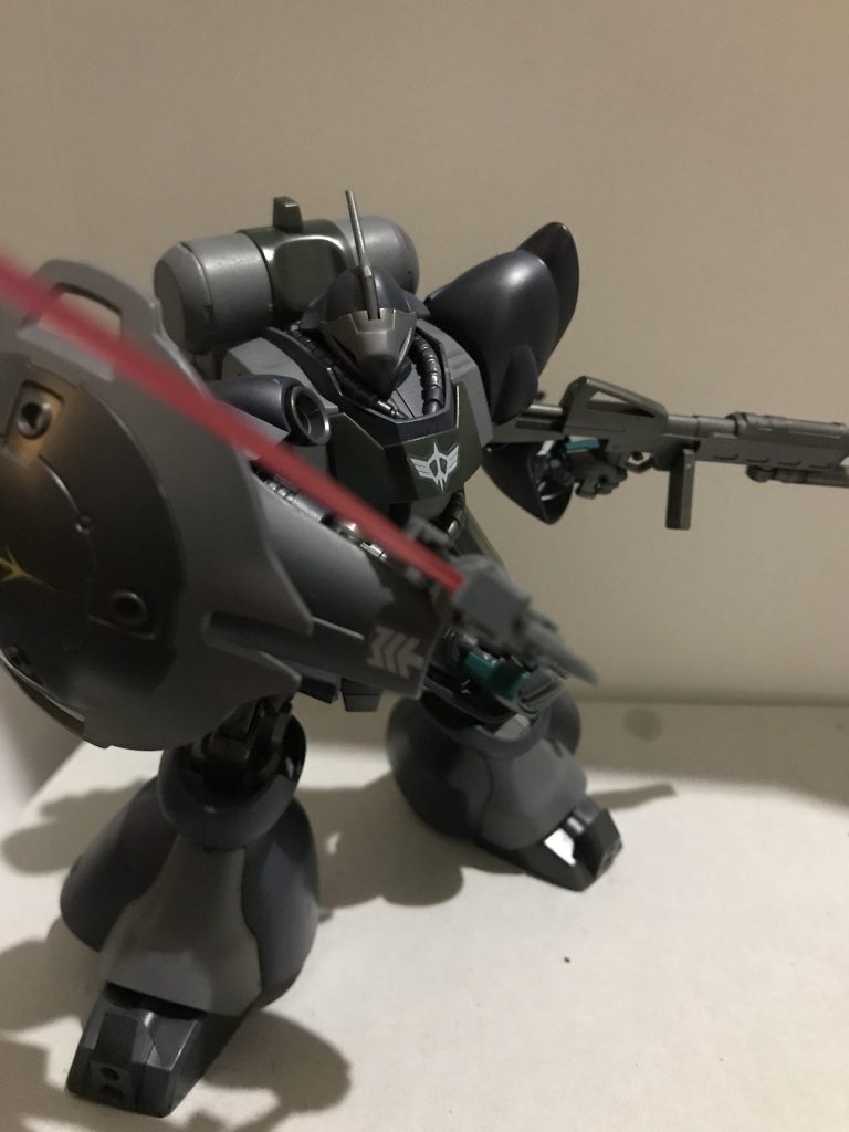 ビームサーベル

大振りのヒートホークを回避させて油断させたところにビームサーベルを展開、相手を切るといった攻撃もできます