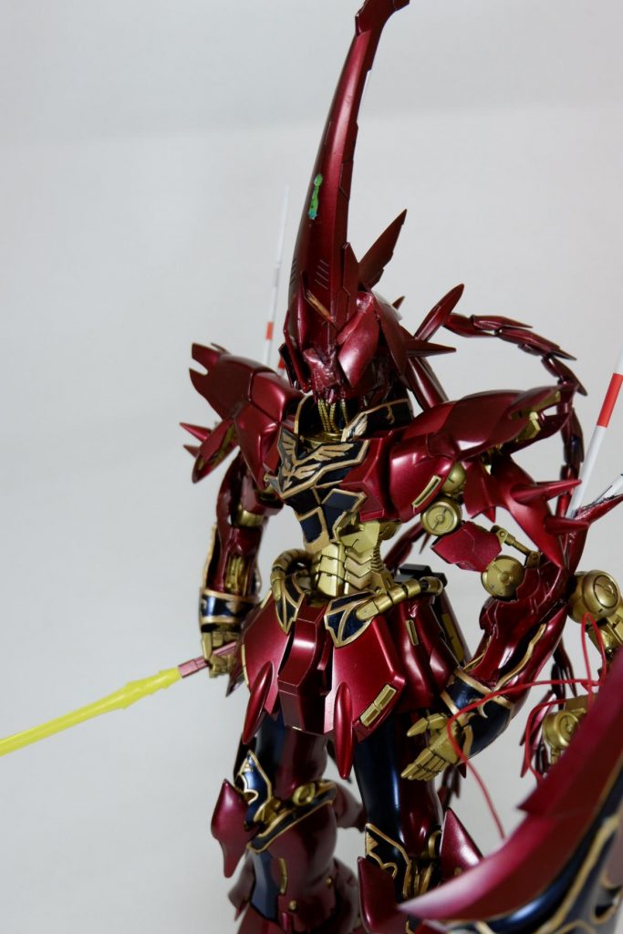 足に入っている黒いラインや胸部、手首等の黒い部分はサファイアブルーを上から吹き付け、青い光沢感のある仕上がりにしました。