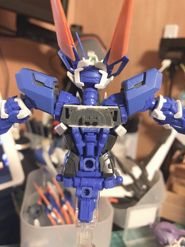 背中のフレームを一部切り取ってダブルオーの背中を移植しました。切断工具を所持していなかったためかなり疲れました。