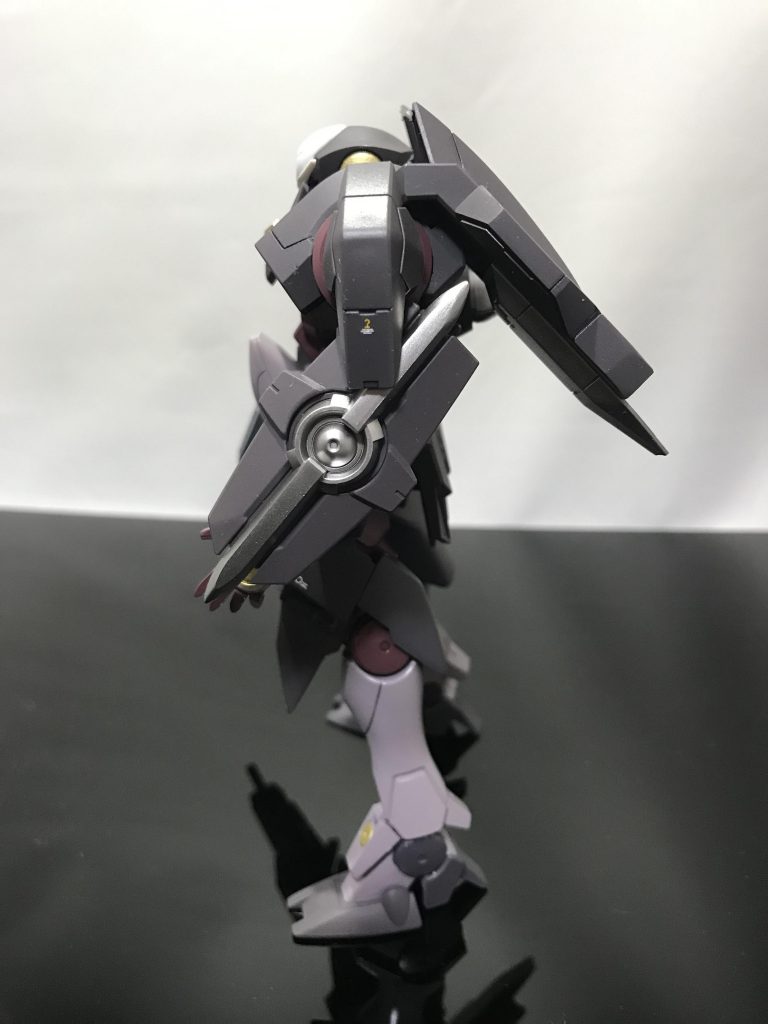 なぜ肩にデカイ盾を付けるのか疑問でしたが、実際やってみると分かりました。GN-X Ⅲの盾は肩の部分に干渉するんですね。