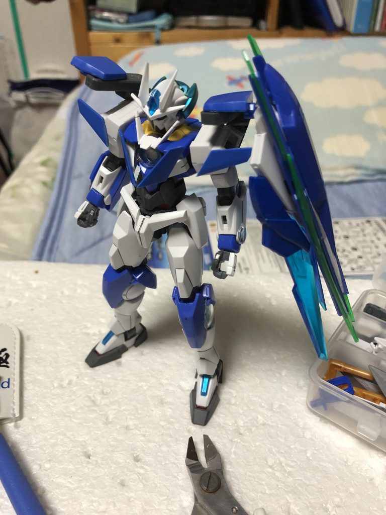 ちなみに両肩もダブルオーダイバーでイマイチボリュームないなーと思ったのでダイバーの太陽炉に付いていたウイングパーツをカットして肩に貼って誤魔化しました