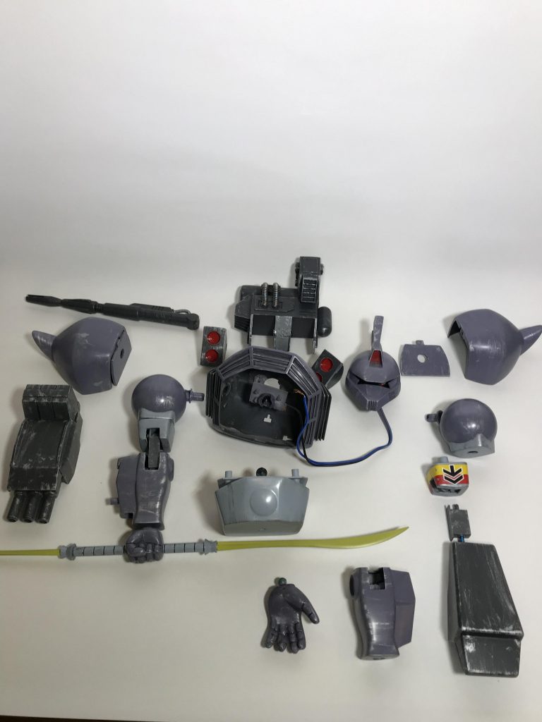 バックパックのスラスターとバックルシールドは磁石で取り付けてます。
ウエスト部は分割してボールジョイントで可動できるようにしました。
キャノンもボールジョイントで可動できるようにしました。