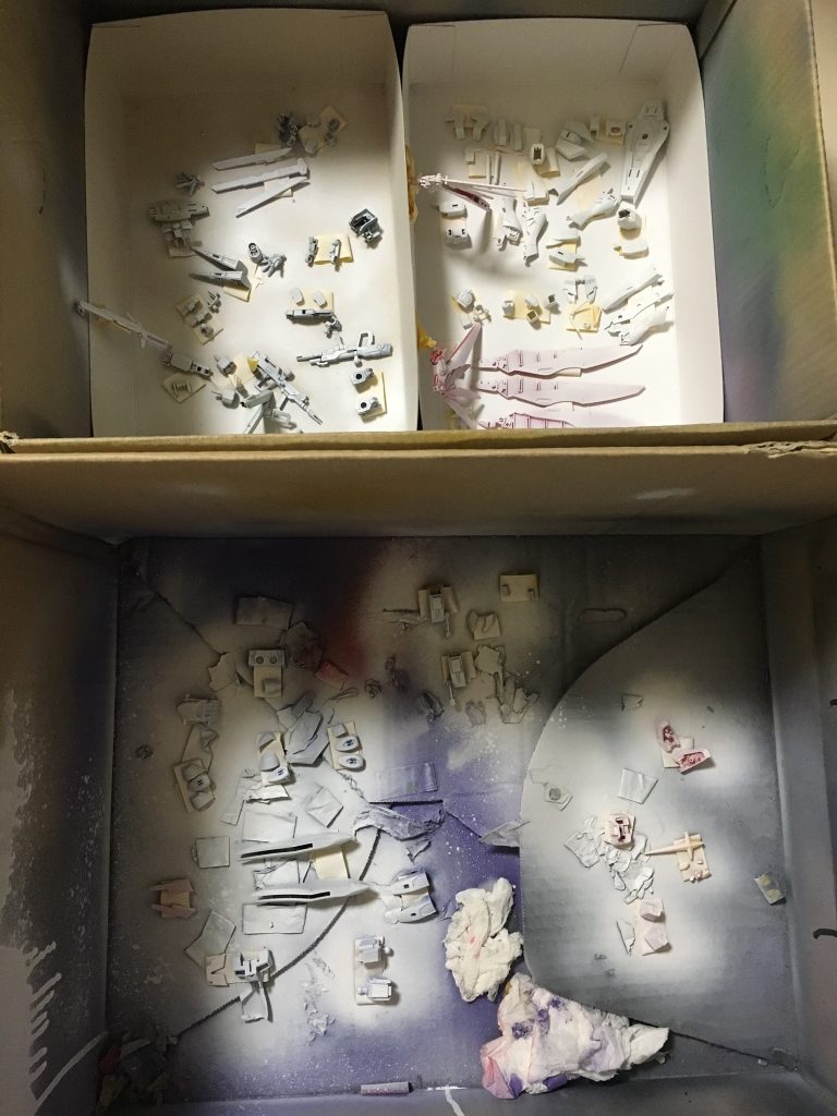 サフは白サフを使いました。最終的に白基調の明るい色にしたかったので。