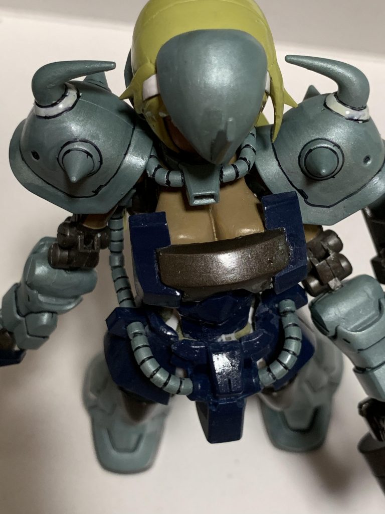 上から見ると頭はグフ!
そしてお胸様はパテで自作
神々の谷間