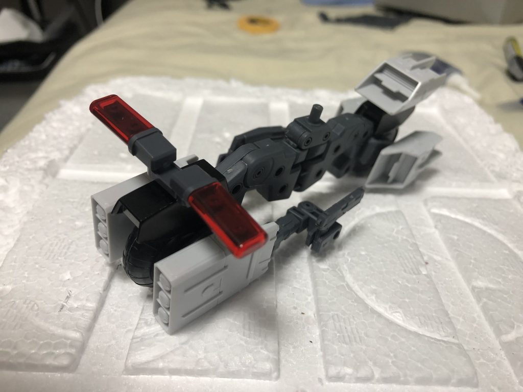 オーダースピーダーは当初このような形だったが変更した
車輪部分にはバトルアームアームズのミサイルとブースターを接続、本体の後方に着いてる武器パーツは全てバリスティックウェポンズのハンドガンとショットガンをそのまま使用、バトルアームアームズのジョイントでそのまま接続、本体パトランプ部分も同様