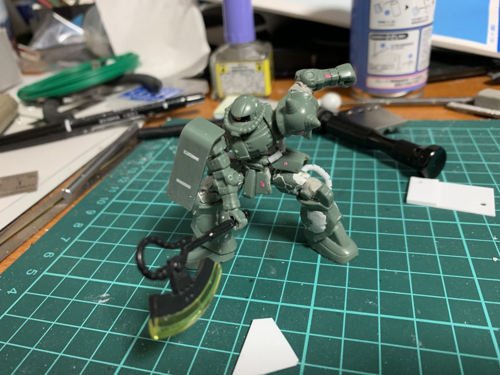 関節を直径の1mmアルミ線でつなぎ、ポーズをつけて隙間をパテで塞ぎました。