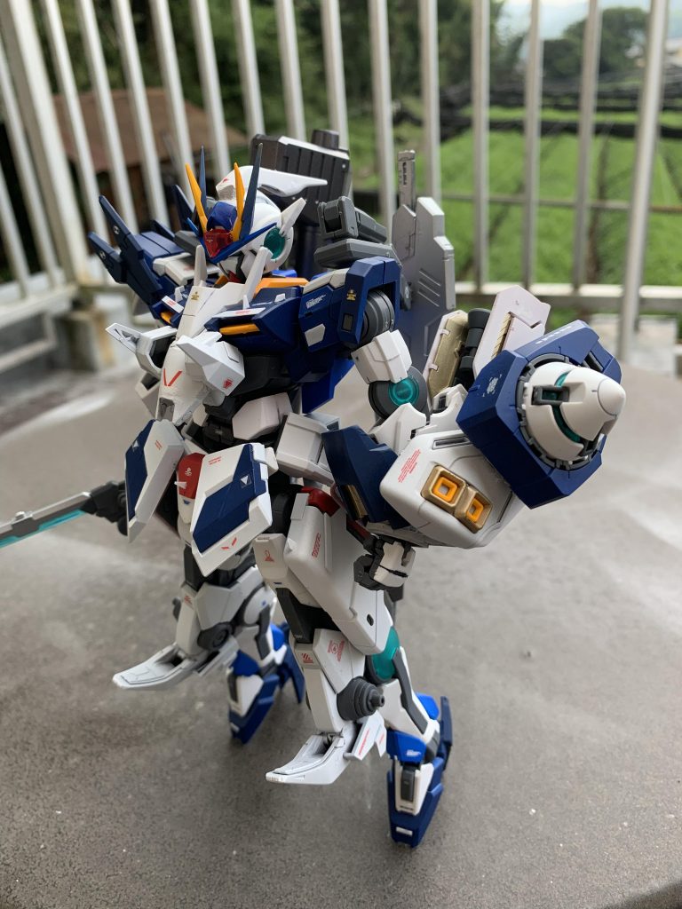 ブーストアームと前掛け、太ももの装甲は展開して閉じることも可能。