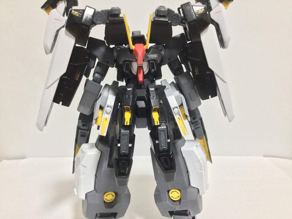 横と後ろからショット
この機体のカラーリングは00Vの3Gから取っており両肩の大型スラスターはセムを模様したカラーになっています。