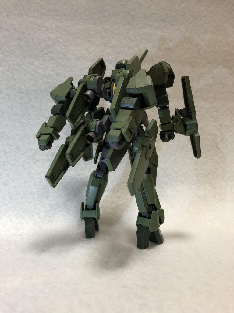 背面。サブアームは元のボールジョイントを、バインダーガン等に付属するボールジョイントに変更、バインダーのモールドに3ミリ穴を空けて接続しています。見えにくいですが、ブースター内部はゴールドで塗装しました。