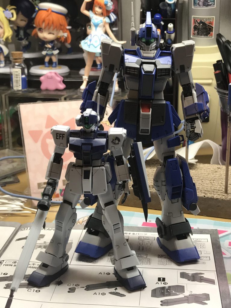 HGUCのジムスナⅡと比べた画像。結構差がありますねぇ。