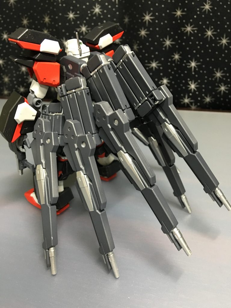 背部武装。通常のカーディガンより、サブアームの関節が多い。より精密な砲撃が可能となるが、パイロットの技量の問われる所。