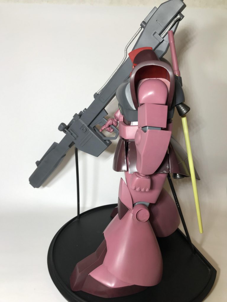 フロントアーマー、サイドアーマーは可動できるようにカットして接続部分は
スプリングで動くようにしてます。