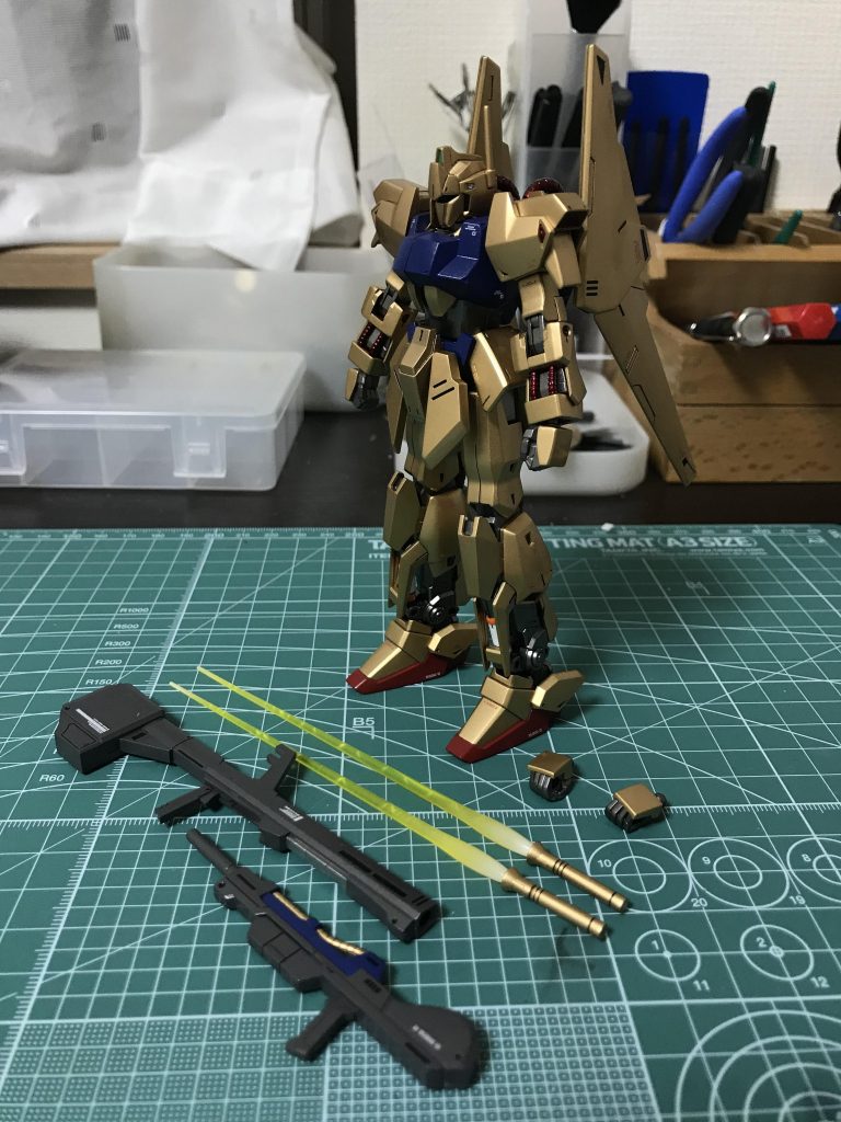 照明当てないと、こんな感じです。
実物はもう少し赤みが強いゴールドです。