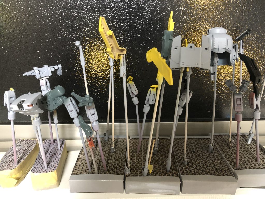 塗装はプチッガイをツヤを強く、支援重機を軽く吹いて処理しました。( ´ ꒳ ` )ノ今作はそこまで色分けしなかったけどパーツがごちゃごちゃで回すのが大変でした(笑)