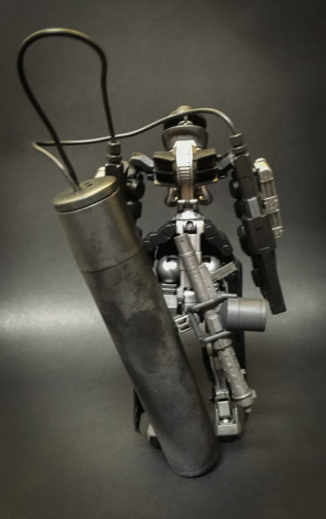 背面
背には吸い取った黒血油を保存する大型のタンクを背負っているために機体バランスが通常の操兵と大きく異なる