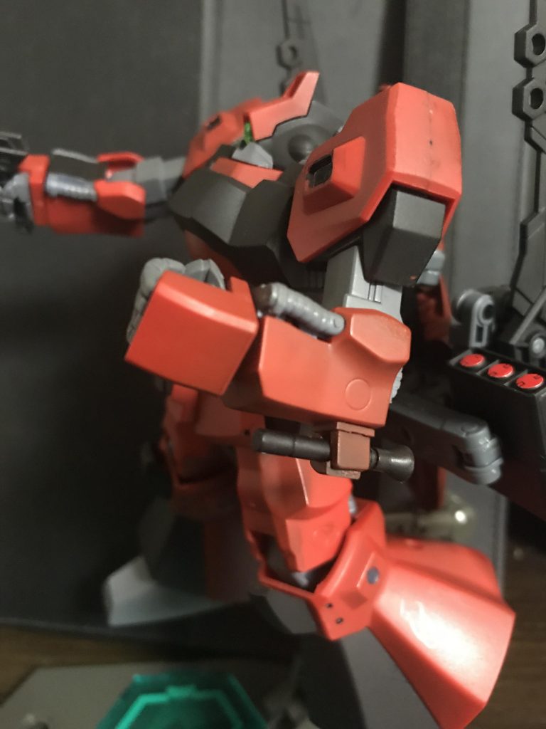 バックパックをミキシングすると、ビームサーベルのマウントする場所が無くなってしまうので、腕にマウントさせる形にしてます。