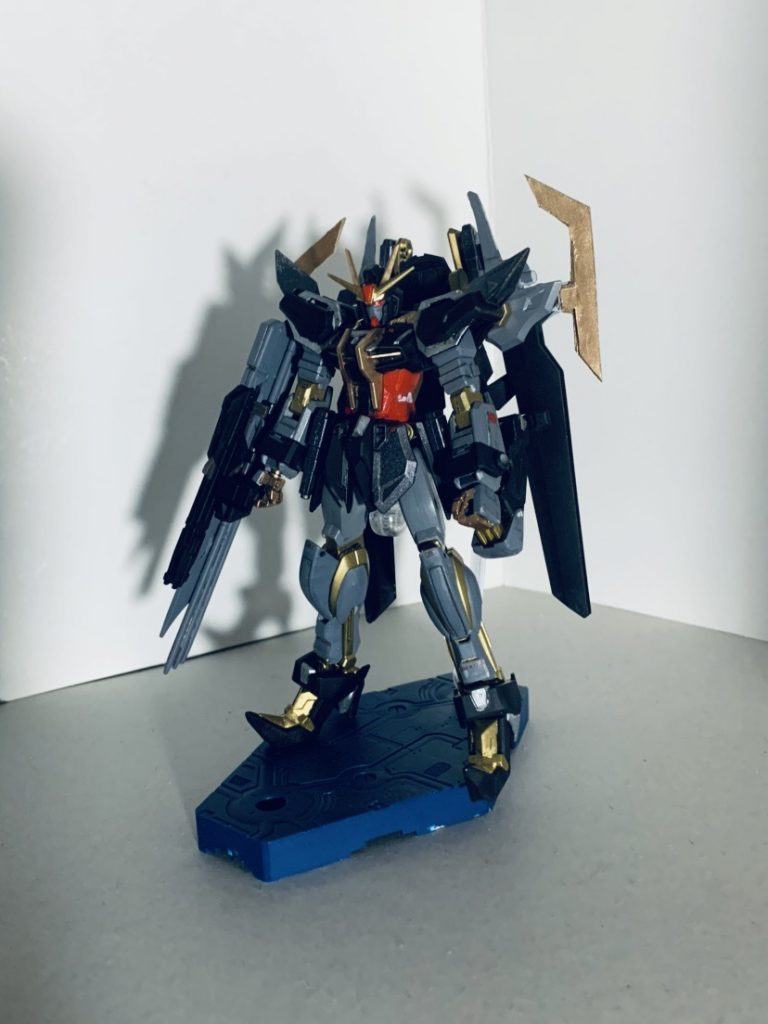 バックパックの金色のパーツはスクラッチでソードモード時に見栄えが良くなるようにしています