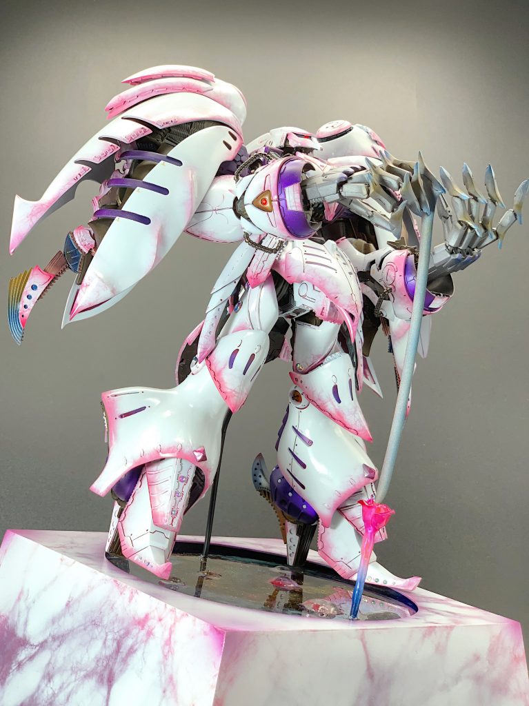 そして、煽りではMHらしく剣立てポーズが取れるように、特徴的な手から更に長く爪を伸ばしています。