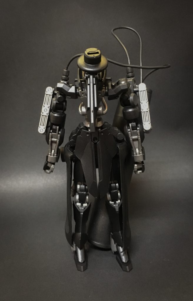 機操兵 ブルート
聖王国の主力量産機操兵である「ソルダート」の改修機。自由都市同盟のマフィア、ガフ・カーリンが、開発した試作兵器の試験運用のために、裏ルートで入手した「ソルダート」をベースに改造した、特殊な機体である。 
　敵機の黒血油を吸い取る試作兵器「吸血槍」を活かすため、巨大なタンクや「火炎銃」等、種々の専用兵器を装備している。その多数の専用装備のおかげで機体の癖が強くなってしまった。それにより、一般兵向きとは決して言えないバランスになってしまっている。