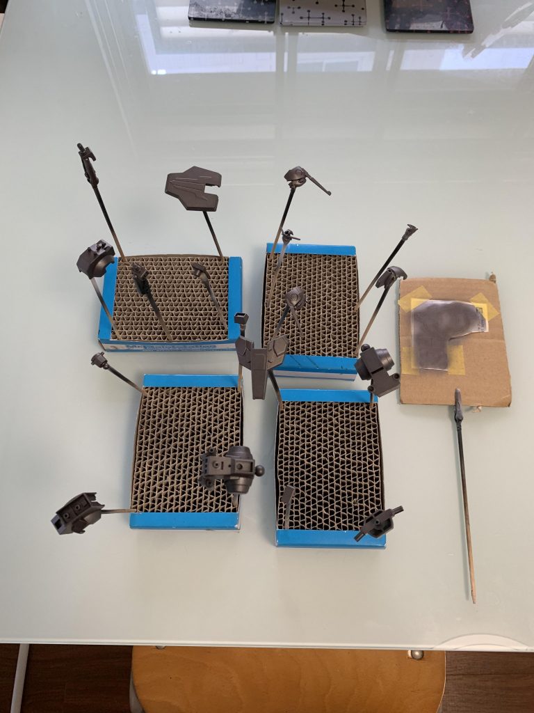 今回、脚部の塗り分けが面倒だなぁと思って、ホイルシールも塗装しました。
まずはベースカラーと同じ焼鉄色で塗装します。