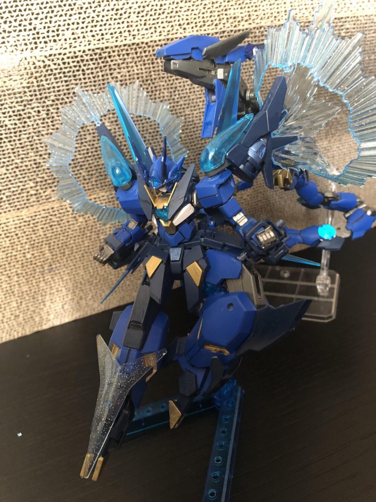 [飛龍…蒼、天、脚ぅぅぅうっ！！！！]
フル稼働したGNドライブを推進力とし、さらにセイリュウαのブレスを受け加速することで超強力な飛び蹴りを放つ必殺技。


完全にドラゴンライダーキックです、ほんとうにありがとうございました。


余談ですがこの時、実はセイリュウαに余りの足を組み込んでるので全長が伸びてます。

続いてセイリュウαと合体！