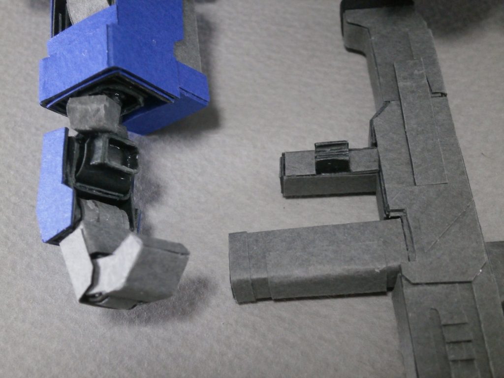 指はミトン状の可動式。
グリップと掌部にダボを設けて保持力を確保してます、