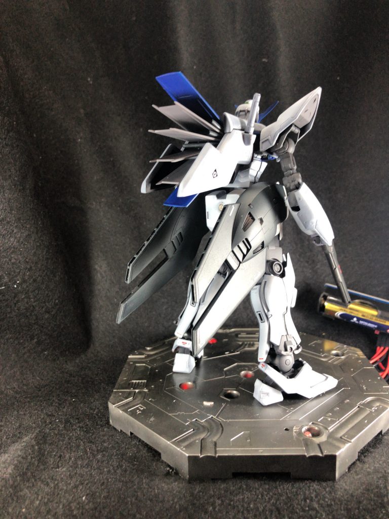 バックショット①
F91を彷彿させる背中のフィンが特徴で、エッジを立てています。