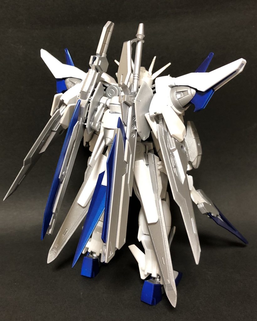 太陽炉が３つになりツインドライブを超える性能…という設定。。。
エネルギーが膨大なため太陽炉下の青いパーツで排熱しつつ稼働…♪