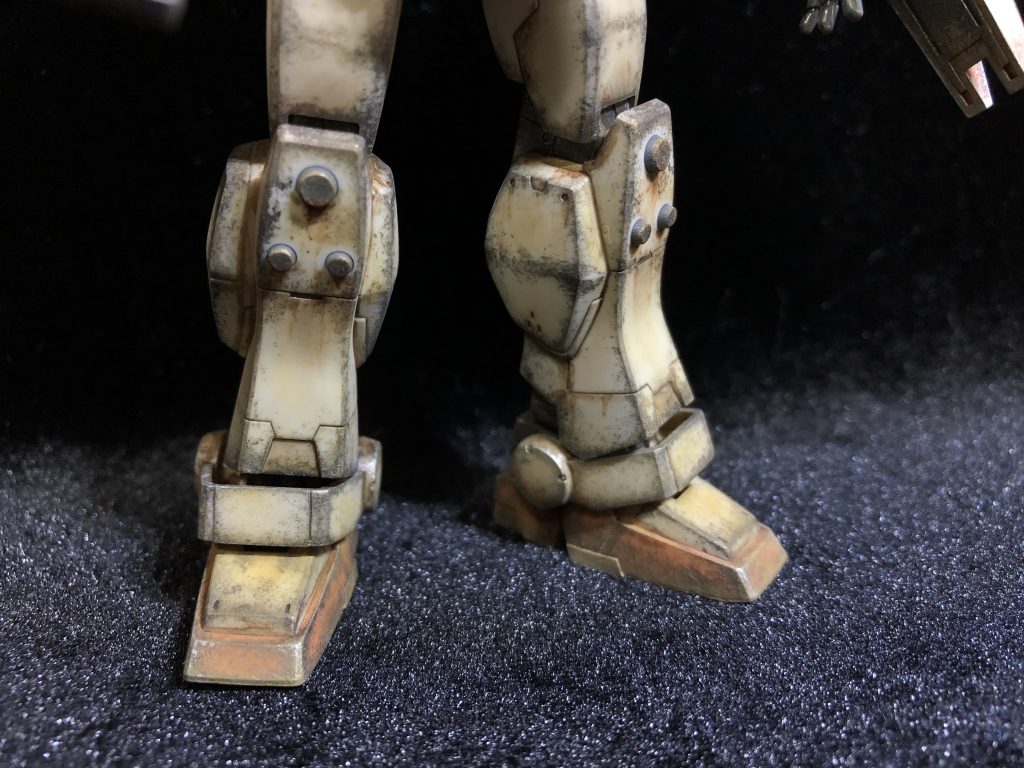 足先の土埃表現はサンドカラーをやや厚めに擦り付けるだけで、それっぽくなりました。
サンドカラーは機体色にも近かったので陰影の描き込みにも流用。