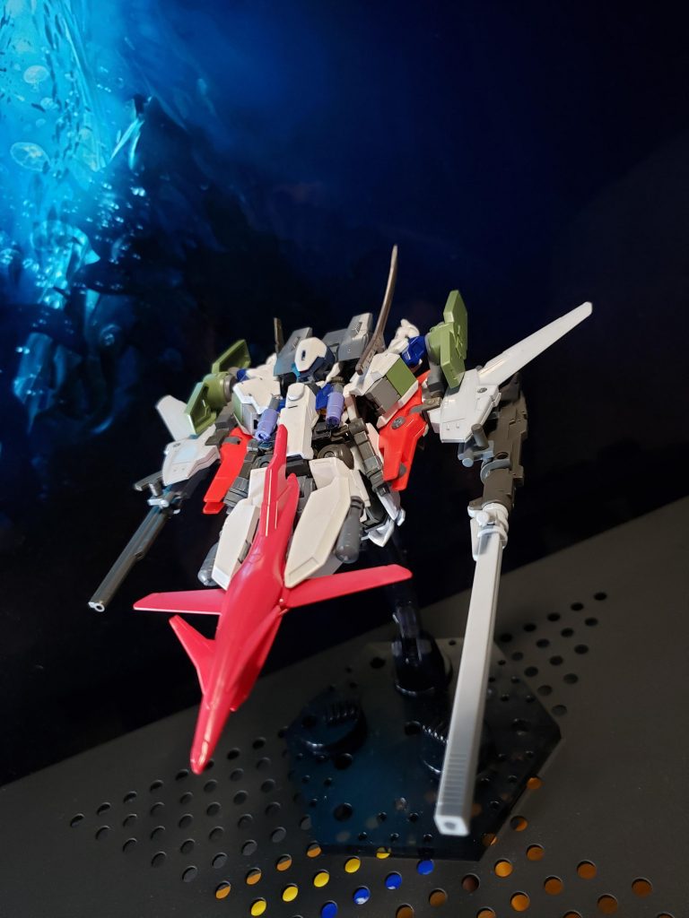 突貫形態です。差し替え無し武装不使用で完全変形します。可変機構はオリジナルのはずですが、結果的にAGE2とハンブラビとサイバスターの機構に似ている具合になっています。
変形手順については長くなってしまうので、また別投稿にて説明させて頂ければと思います。