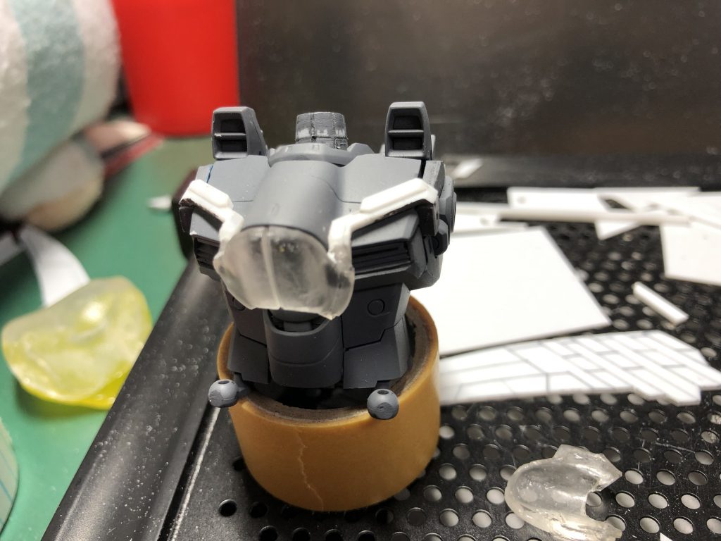 胸のカマキリマークが付く場所はパテを固めて整形したものをレジン複製して作りました
肩の付け根位置に稼動部があるので、上に開きます