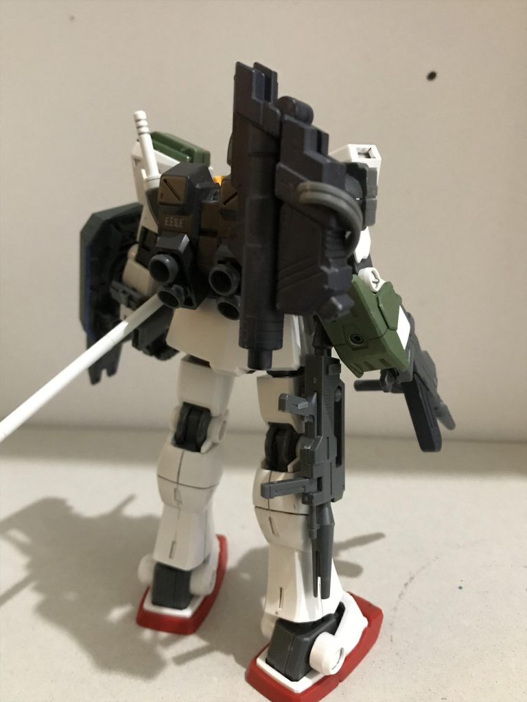 背面

どうしてもビームキャノンを着けたくてサーベル接続部を変更しています

ケーブルは軟質パーツのためビームキャノンに追従します