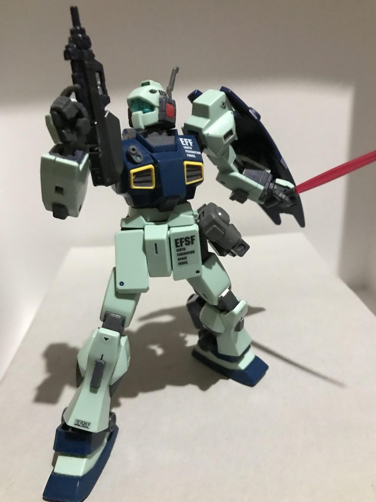 ブルパップマシンガン&ビームサーベル
マシンガンはほぼRGのGP-01のビームライフルを使用、砲身のみジムコマンド系のブルパップマシンガンを使用しています