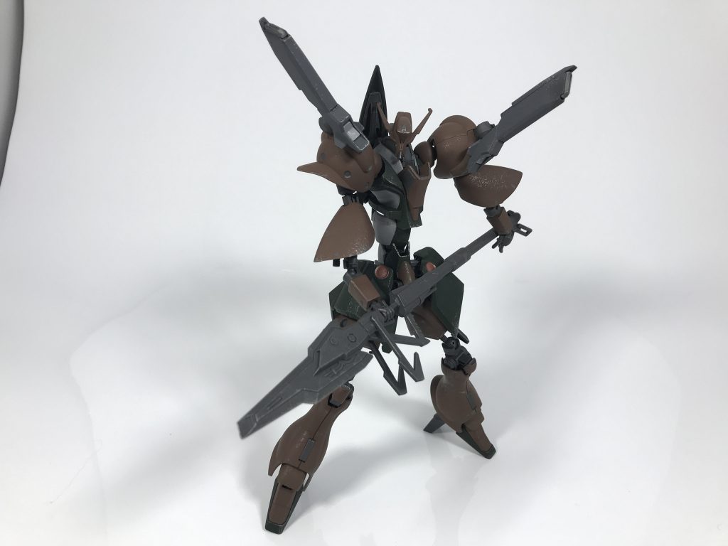 フェダーインライフルの後部ビームサーベルはオミットし、バインダーガン付属の実体剣に変更しています。
剣というよりは鉾のような武器をイメージしています。