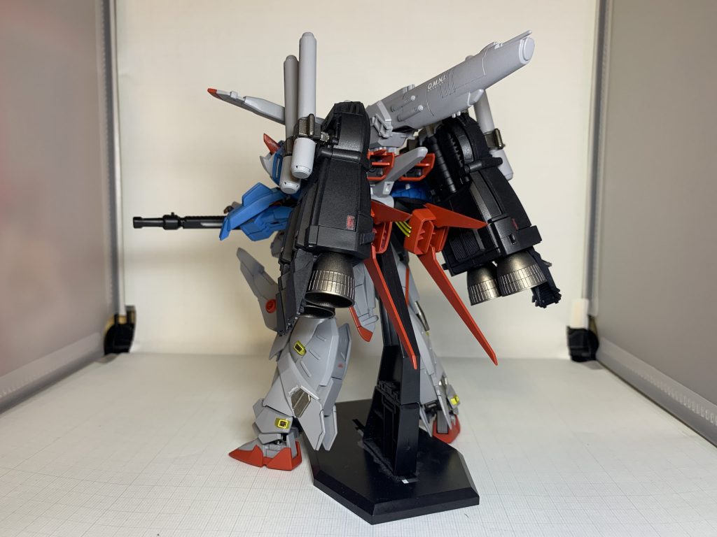 僅かにストライクの面影がありますがシルエットはEX-Sガンダムに寄せています。