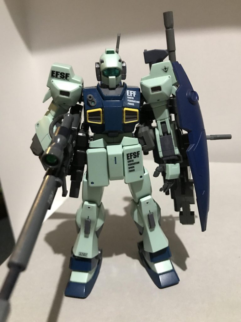 正面
ネモのシールド下部を紛失したため、ガンダムマーカーエアブラシにてジムカスタムのシールドを塗装し装着しました
HGカスタマイズキャンペーンA・Dとジャンク品でミキシングしたロングビームライフルにも塗装、買ってきたディテールアップパーツでケーブルとスコープを仕上げました
補足として、ネモの顔は前額部のセンサーと頬下を削り、横の排気ダクトはアストレアの手甲を削って塗装したものに変えています
またアンテナもジャンクパーツを削って変更しています