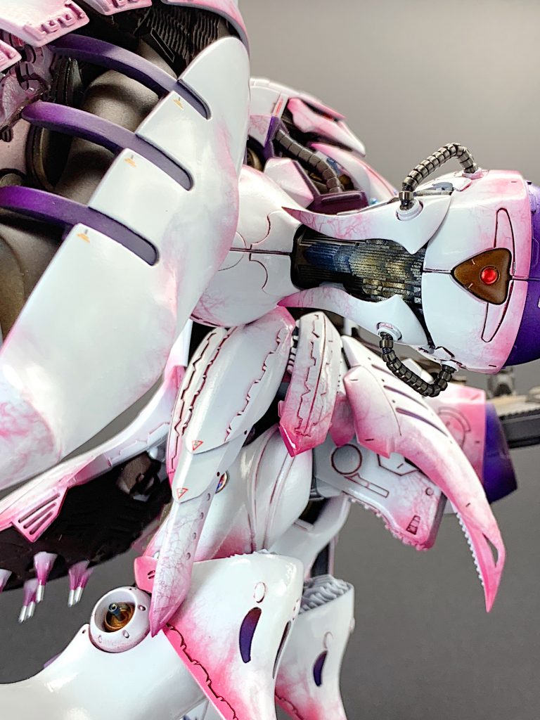 腕の部分は大きく開口して、パネル分割しています。
中には積層パーツを配置して、カバーユニット的な曲線で形成されたパーツを取り付けています。腰のサイドスカートやフロントスカートの鋭角的イメージに沿ったデザインにしています。