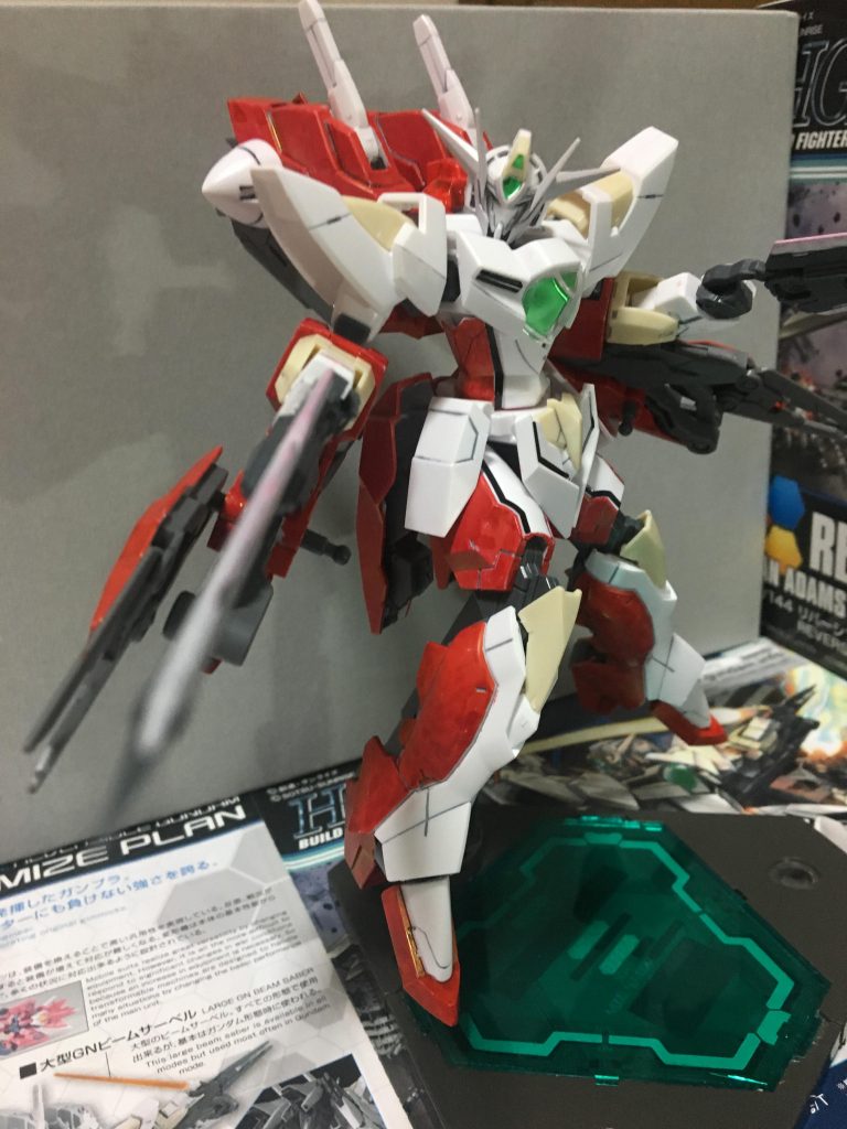 久々の投稿です。
リバーシブルガンダムを改造しました。
塗装については、頭部を除いてリバーシブルガンダムのものをリボーンズガンダムと同じ赤色にしました。
↑の写真はガンダムモード(接近戦対応モード)です。
両腕には、バインダーガンを取り付け、接近戦対応を強化しました。