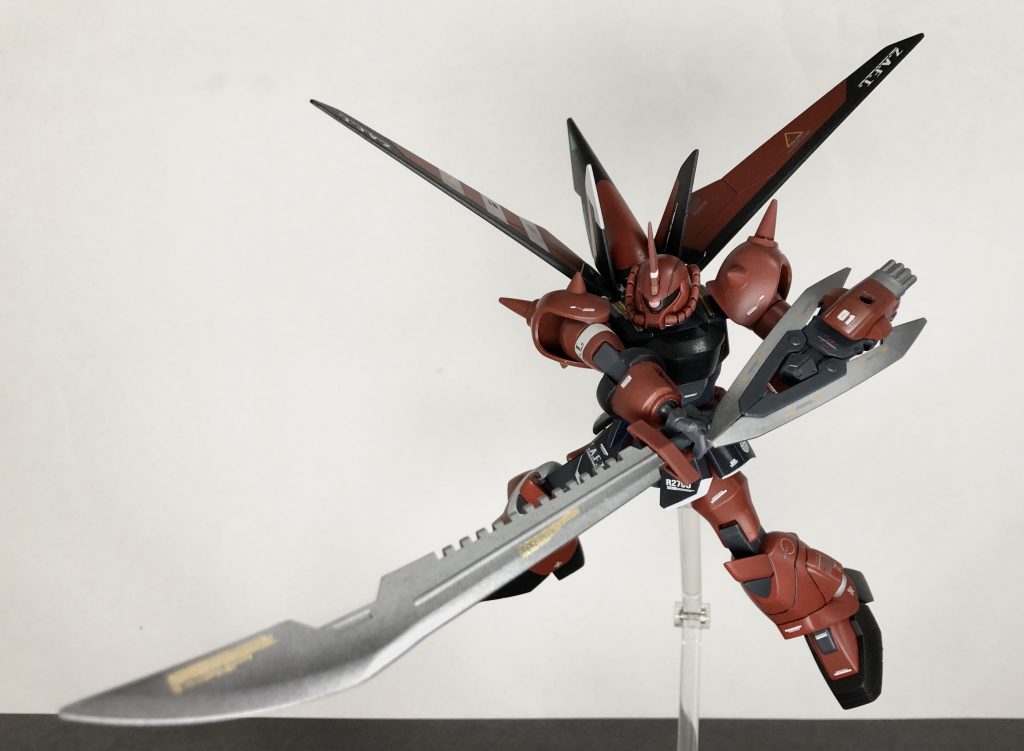 WX-002A テキーラ バスターソード (ビームレイピア)大型の実体剣。本来は両手で扱うものらしいが、右腕が破砕球使用時の負荷をカバーする極太の出力向上タイプに換装されているため、片手での使用を可能としている。刃そのものにビームコーティングが施されているので盾としても使え、またその大きさから対PS装甲としても有効。また、刀身は分離可能で柄からビーム刃を発生させることで、ビームレイピアとしても運用可能。