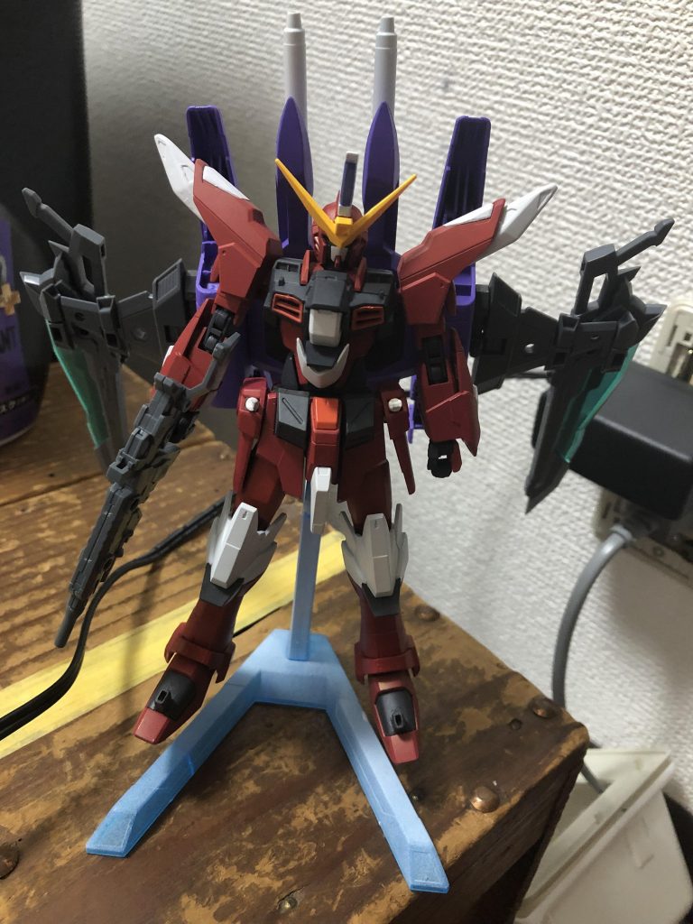 手持ち装備はビームライフルと腰のビームサーベル、ファトゥムにマウントしている大型ソード、大型ソードは根元がブーメランとして分離します