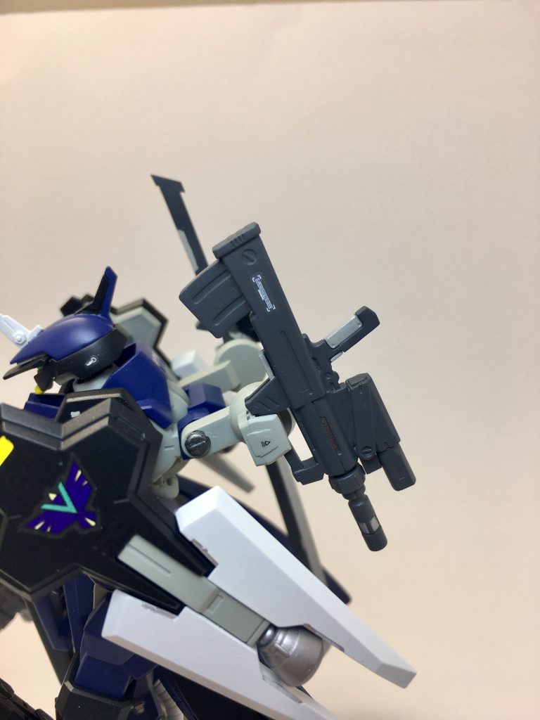 77式127ミリ速写突撃銃(140ミリ砲装備)127ミリの実体弾を連写できる小型の銃。信頼性の高いケースレス実弾方式を採用し、中近距離安定性を重視した設計となっている。バレル下には単発式の140ミリ砲を装着し、徹甲榴弾を撃ち出して装甲を破壊出来る。また、背中のマウント部に装着したまま発砲する事も可能。